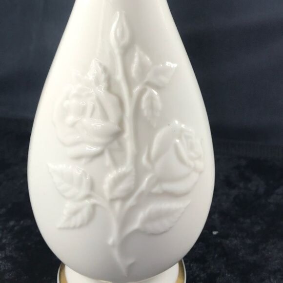 Vintage LENOX SHARON Embossed Porcelain Bud Vase 24K Gold Trim 7.25" - Picture 2 of 4